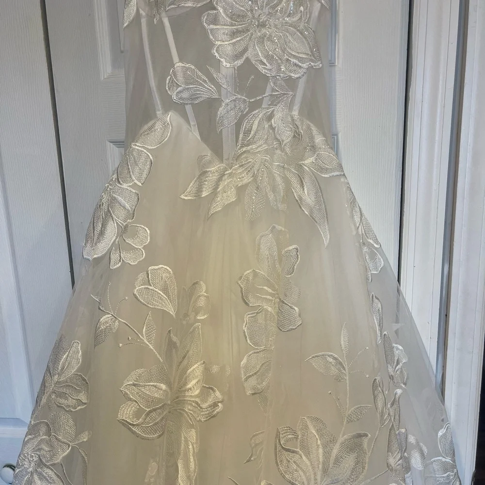 Brand new size 10 elegant beautiful wedding dress